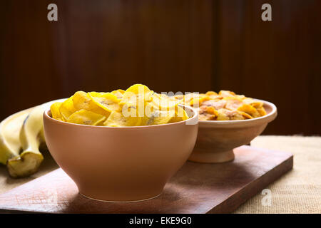 Bols de salé (avant) et Sweet (retour) plantain frites, un snack populaire en Amérique du Sud, photographié avec un éclairage naturel Banque D'Images