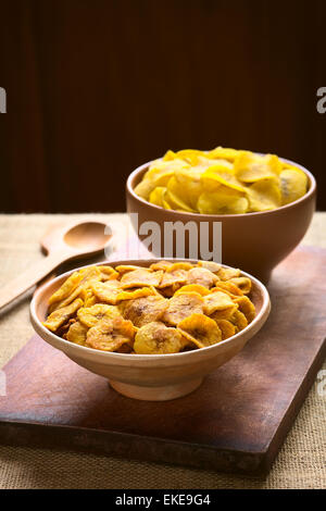 Bols de Sweet (avant) et salé (retour) plantain frites, un snack populaire en Amérique du Sud, photographié avec un éclairage naturel Banque D'Images