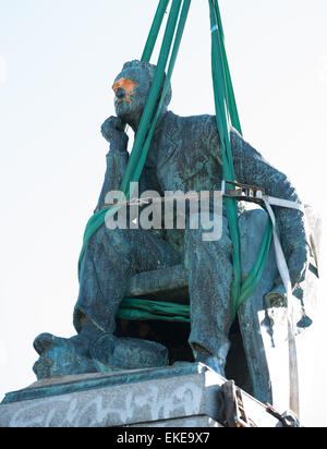 Dépose de Cecil John Rhodes statue au campus de l'Université du Cap. N° FeesMustFall Banque D'Images