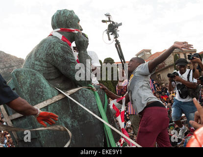 Dépose de Cecil John Rhodes statue au campus de l'Université du Cap. N° FeesMustFall Banque D'Images