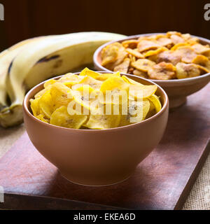 Bols de salé (avant) et Sweet (retour) plantain frites, un snack populaire en Amérique du Sud, photographié avec un éclairage naturel Banque D'Images