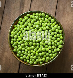 Pois (lat. Pisum sativum) dans un bol (Selective Focus, Focus sur la moitié inférieure de l'pois dans le bol) Banque D'Images