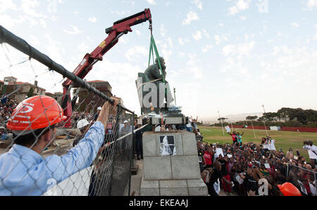 Dépose de Cecil John Rhodes statue au campus de l'Université du Cap. N° FeesMustFall Banque D'Images