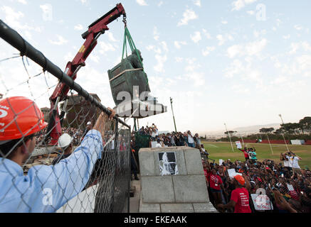 Dépose de Cecil John Rhodes statue au campus de l'Université du Cap. N° FeesMustFall Banque D'Images