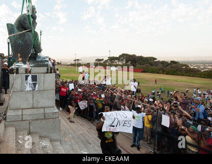 Dépose de Cecil John Rhodes statue au campus de l'Université du Cap. N° FeesMustFall Banque D'Images