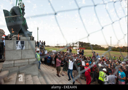 Dépose de Cecil John Rhodes statue au campus de l'Université du Cap. N° FeesMustFall Banque D'Images