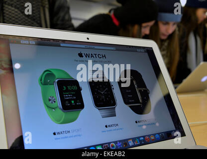 New York, USA. Apr 9, 2015. Test de clients les produits Apple dans les Apple Store du pavillon à Manhattan, New York, États-Unis, le 9 avril 2015. Regardez Apple, le premier produit Apple à être portés, seront disponibles à l'achat en ligne le 24 avril, et les clients peuvent pré-commander à partir du 10 avril. © Wang Lei/Xinhua/Alamy Live News Banque D'Images