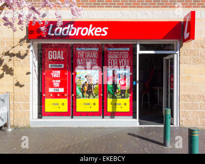 Ladbrokes Betting shop peint de couleurs vives avec du matériel promotionnel dans la fenêtre Banque D'Images