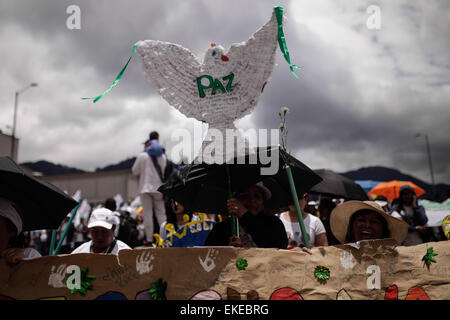 Bogota, Colombie. Apr 9, 2015. Les résidents participent à la marche pour la paix, marquant la Journée nationale de la mémoire et de la solidarité avec les victimes des conflits armés, à Bogota, Colombie, le 9 avril 2015. © Jhon Paz/Xinhua/Alamy Live News Banque D'Images