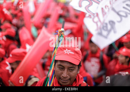 Bogota, Colombie. Apr 9, 2015. Un homme prend part à la marche pour la paix, marquant la Journée nationale de la mémoire et de la solidarité avec les victimes des conflits armés, à Bogota, Colombie, le 9 avril 2015. © Jhon Paz/Xinhua/Alamy Live News Banque D'Images