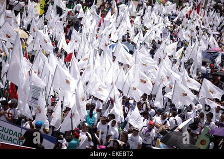 Bogota, Colombie. Apr 9, 2015. Les résidents participent à la marche pour la paix, marquant la Journée nationale de la mémoire et de la solidarité avec les victimes des conflits armés, à Bogota, Colombie, le 9 avril 2015. © Jhon Paz/Xinhua/Alamy Live News Banque D'Images
