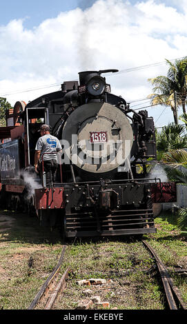 L'ancien train à vapeur restauré américain des affaires à Cuba avec des palmiers et de la voie ferroviaire Banque D'Images