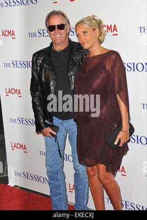 LOS ANGELES, CA - le 10 octobre 2012 : Peter Fonda & épouse Margaret (Parky) DeVogelaere à la première de 'La Sessions' à l'HÔTEL LA County Museum of Art. Banque D'Images