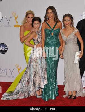 LOS ANGELES, CA - le 23 septembre 2012 : une famille moderne étoiles Julie Bowen, Ariel Winter, Sarah Hyland & Sofia Vergara au 64e Primetime Emmy Awards au Nokia Theatre la vivre. Banque D'Images