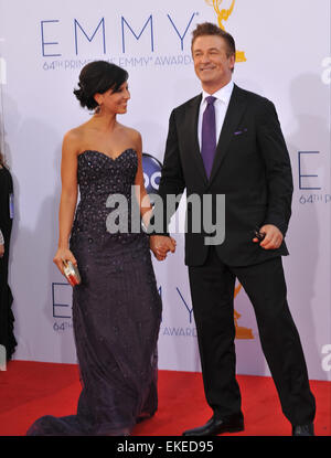 LOS ANGELES, CA - le 23 septembre 2012 : Alec Baldwin et sa femme Hilaria Thomas à la 64e Primetime Emmy Awards au Nokia Theatre la vivre. Banque D'Images