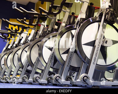 Rangée de vélos spin in gym Banque D'Images