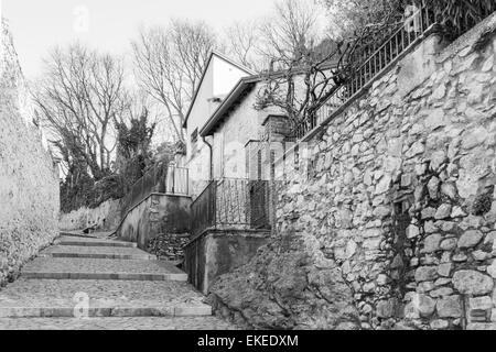 L'ancienne route médiévale qui mène du village de Soave (Italie) pour le château sur la colline Banque D'Images