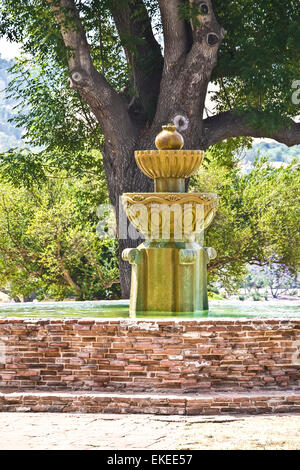 L'eau décoratif fontaine en face de Mission San Luis Rey à Oceanside, CA US. C'est le dix-huitième de l'Institut franciscain Banque D'Images