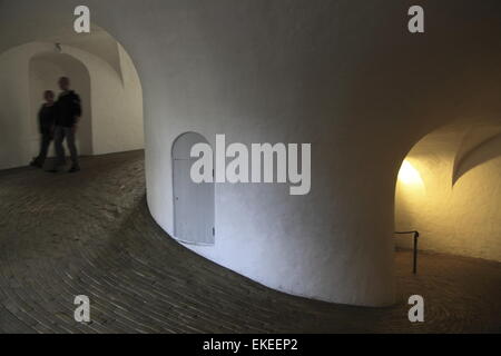 Vue de l'intérieur de la rampe en spirale de la Rundetarn 17e siècle tour ronde de l'observatoire astronomique à Copenhague, Danemark Banque D'Images