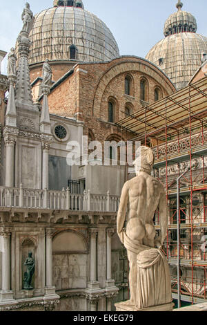 Venise, Province de Venise, Italie. 6Th Oct, 2004. Une vue arrière de l'immense statue du dieu romain Mars par Jacopo Sansovino, (1567) L'un de deux sculptures garde l'Escalier des Géants (Scala dei Giganti) dans la cour du Palais des Doges (Palazzo Ducale) à Venise. En arrière-plan est l'Arc de triomphe dédié à Doge Francesco Foscari (Arco Foscari) et les dômes de la Basilique Cathédrale de Saint Marc. Le palais est la principale attraction touristique de Venise, siège historique du gouvernement vénitien, et site du patrimoine mondial de l'UNESCO. © Arnold Drapkin/ZUMA/Alamy Fil Live News Banque D'Images