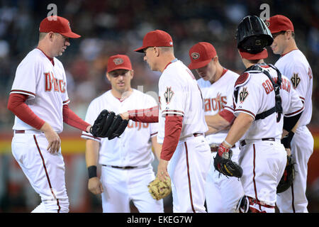 Apr 6, 2015 ; Phoenix, AZ, USA ; Arizona Diamondbacks manager Chip Hale (3) donne la balle à Arizona Diamondbacks lanceur droitier Brad Ziegler (29) contre les Giants de San Francisco pendant le jeu MLB à Chase Field à Phoenix, AZ. Joe Camporeale/Cal Sport Media Banque D'Images