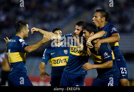 Montevideo, Uruguay. Apr 9, 2015. Les Argentins de Boca Juniors Jonathan Calleri (C) célèbre un score lors du match de la Coupe Libertadores 2015 contre Wanderers de l'Uruguay, qui s'est tenue au stade du Centenaire à Montevideo, capitale de l'Uruguay, le 9 avril 2015. © Nicolas Celaya/Xinhua/Alamy Live News Banque D'Images