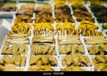 Ailes de canard braisé et les pièces comme snack, plats chinois commun. Banque D'Images