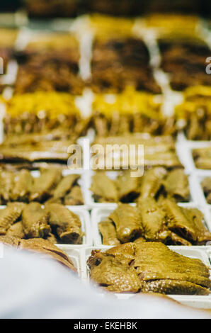 Ailes de canard braisé et les pièces comme snack, plats chinois commun. Banque D'Images