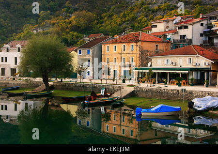 Crnojevica village sur la rivière, le Monténégro, Balkans Banque D'Images