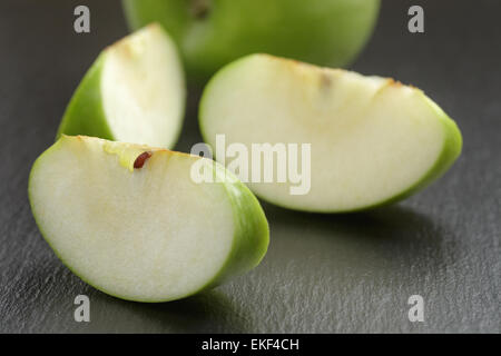 Pomme aigre sur ardoise vert tranchés conseil Banque D'Images