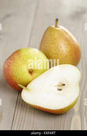 3 poires mûres sur table en bois Banque D'Images