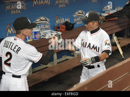 Miami, Floride, USA. 8Th apr 2015. (L-R) Brett Butler, Ichiro Suzuki (MLB) Marlins : Ichiro Suzuki du Miami Marlins bosses poings avec l'entraîneur de troisième Brett Butler avant le principal Ligue base-ball match contre les Braves d'Atlanta au Parc des Marlins de Miami, Florida, United States . © AFLO/Alamy Live News Banque D'Images