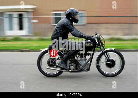 Joop van Brecht (82) une course de moto classique Banque D'Images