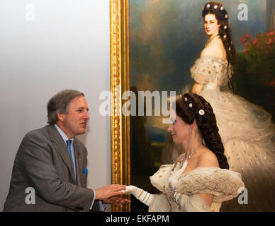 L'Archiduc Michael von Habsburg-Lothringen, petit-fils de l'Impératrice Elisabeth (Sisi), réunion avec les néerlandais Douwes Pia star de l'ouverture de l'exposition "Conte de l'Isi et la réalité" au Palais Het Loo à Apeldoorn, 9 avril 2015. Photo : Albert Nieboer/pre/ - AUCUN FIL SERVICE - Banque D'Images