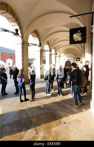 Londres, Royaume-Uni. 10 avril, 2015. Regardez Apple dévoilé à Covent Garden Apple Store de Londres, les membres de la presse dans l'attente de l'inauguration de l'Apple Watch. Crédit : Dave Stevenson/Alamy Live News Banque D'Images