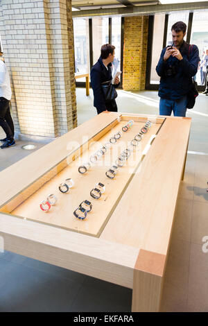 Londres, Royaume-Uni. 10 avril, 2015. Regardez Apple dévoilé à Covent Garden Apple Store, Apple en cas de Londres Montres. Crédit : Dave Stevenson/Alamy Live News Banque D'Images