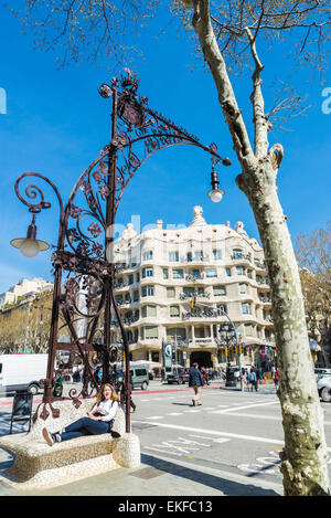 Banc et lampadaire un morceau de style moderniste construit en 1906 et récemment restaurée Banque D'Images