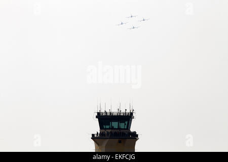 Les Frecce Tricolori patrouille acrobatique nationale italienne au cours d'une session de formation dans le ciel de la base aérienne d'Aviano en Italie du Nord le vendredi 10 avril 2015 Banque D'Images