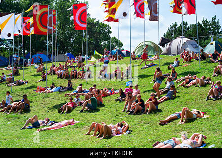 Les visiteurs du festival de musique Sziget se détendre dans la journée. Banque D'Images