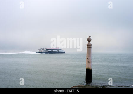 Ferry de Lisbonne à Almada. Portugal Banque D'Images