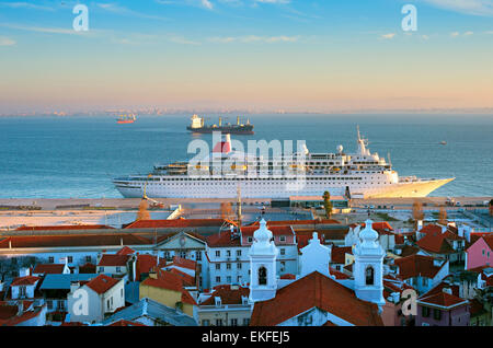 Les navires dans le port de Lisbonne au coucher du soleil. Les bâtiments de la vieille ville sur le premier plan. Portugal Banque D'Images