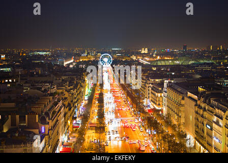 Avenue des Champs-Elysées et de la grande roue à Paris, France. Vue de l'Arc de Triomphe Banque D'Images