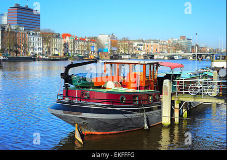 Péniche sur le canal de la rivière Amstel à Amsterdam, Pays-Bas Banque D'Images