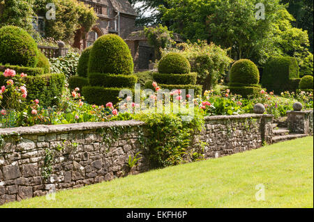 Wyndcliffe Court Gardens, Monmouthshire, Wales, UK. Un 1922 Arts et Métiers maison avec jardins conçus par Avray Tipping Banque D'Images