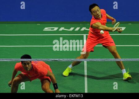 (150410) -- SINGAPOUR, 10 avril 2015 (Xinhua) -- Fu Haifeng (L) /Zhang Nan de Chine retour la navette au cours de l'OUE Singapour Ouverture contre Lee Sheng Mu/Tsai Chia Hsin du Taipei chinois à Singapour, le 10 avril 2015. Fu Haifeng/Zhang Nan a gagné 2-1. (Xinhua/puis Chih Wey) Banque D'Images