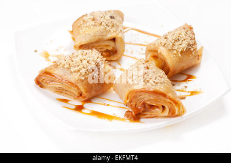 Crêpes roulées avec mousse au caramel Banque D'Images