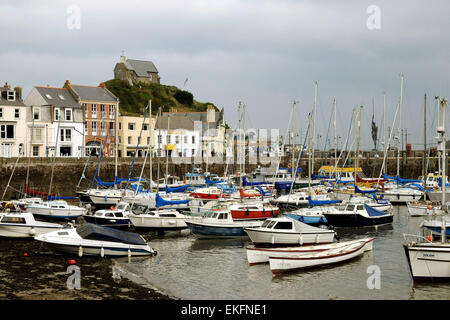 Verity se dresse sur la jetée à l'entrée de port d''Ilfracombe Banque D'Images