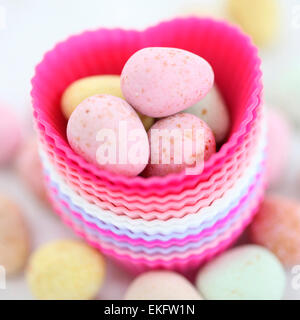 Une image pour les oeufs de Pâques, des bonbons et des cœurs, coloré et frais Jane Ann Butler Photography JABPSW023 Banque D'Images