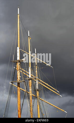 Classic sail mât et gréement du navire contre thunder sky Banque D'Images