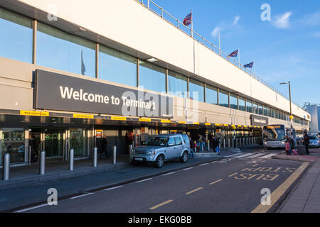 L'aéroport d'Heathrow Terminal 1 bâtiment de départ, London, England, GB, UK Banque D'Images